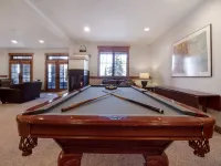 LUXURY HIGHLANDS HOME! Ten Mile Views, Lake View, Hot tub, Pool table, Foosball