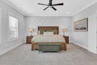 Luxury Massive Townhome, Pool, Elevator, Amenities