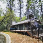 Cozy Upstairs Cabin w/Canal Views 45 mins to slopes & 10 mins to Rollins Lake