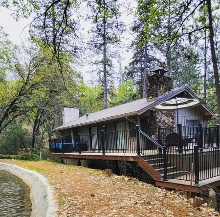 Cozy Upstairs Cabin w/Canal Views 45 mins to slopes & 10 mins to Rollins Lake