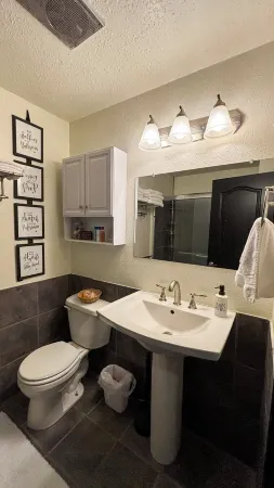 Spacious Open Living Space in This Beautiful Mother-in-Law Basement Apartment Отели в г. Бландинг