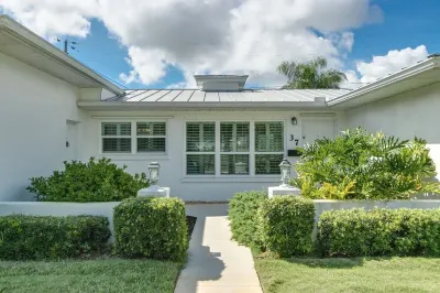 Renovated 4 Bedroom/3 Bath/Pool Home Sleeps 14