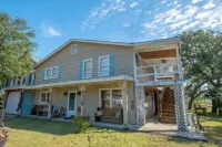 Charming Waterfront Cottage – Private Dock, Panoramic Views, and Park Passes! 鄰近Lazy Gator的酒店