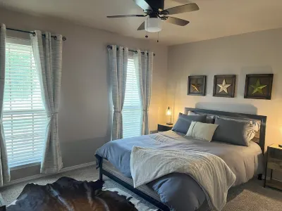 *The Quincy Farmhouse* Newly appointed home in quiet Quincy Park neighborhood. Hotels near Walmart Supercenter