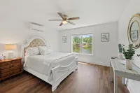 A New Beautifully Decorated Lake Home With Great Outdoor Living Space