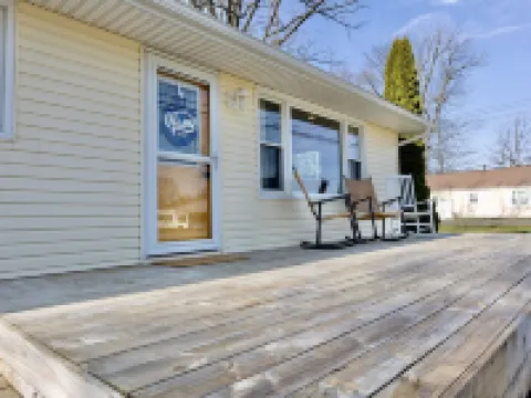 Island Cottage w/ Pool Table & Walking distance to Cranberry! Hotels in Stokes Township