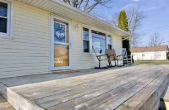 Island Cottage w/ Pool Table & Walking distance to Cranberry!