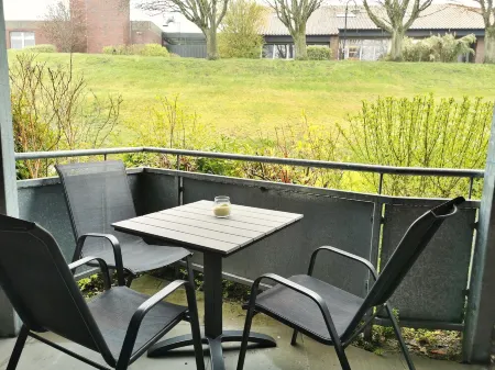 Near the beach, modern ground floor apartment with balcony, free Wi-Fi