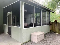 Cozy Pigeon Forge Cabin Near Parkway: Hot Tub, Mountain Views & Pet Friendly! - Farmhouses