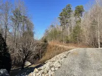 Beautiful 3 bedroom 3 bath log cabin 40 minutes from Asheville.