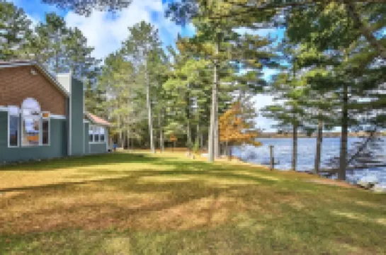 Crossroads Sandy Beach-Wooded Private with Pontoon Available "Pets Now allowed"