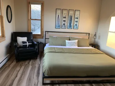 Newly renovated 3 Bedrm condo, walking distance to the ski resort!