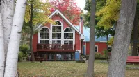 Spacious getaway nestled between two beautiful lakes!