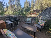 Riverfront Cottage 5 Minutes from Palisades Tahoe 10 minutes to Lake Tahoe
