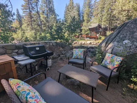 Riverfront Cottage 5 Minutes from Palisades Tahoe 10 minutes to Lake Tahoe Отели рядом с достопримечательностью «Squaw Valley Ski Area»