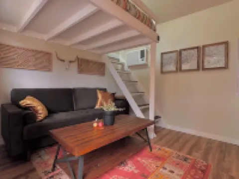 Tiny Farmhouse Cottage with Loft - Drift Asleep by Stargazing through Skylight 朱利安酒店