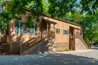 Cabins at Green Mountain Hotels near Moonshine Beach