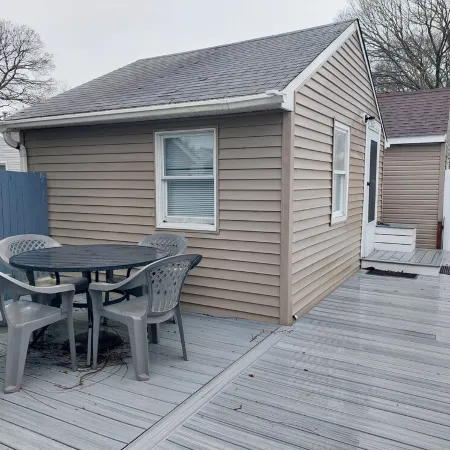 Newly renovated studio bungalow six minutes walking distance from the DE Bay