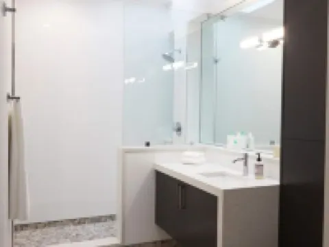 Artist's Loft steps from UPAC! キングストンのホテル