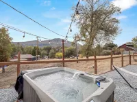 Hot Tub, King Bed, Coffee Bar - Walk to town!