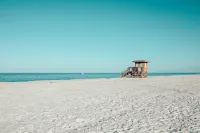 Island Vibes + Modern Comfort at Lido Beach!
