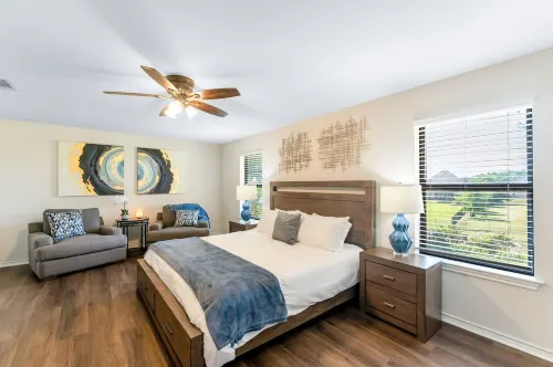 Clean, modern, luxury 4 bed room home on the water with pingpong table/Smart TVs