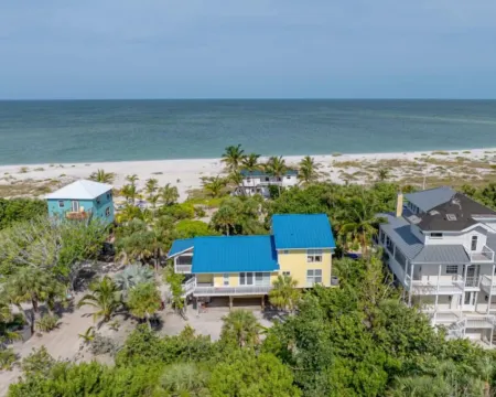 Perfect Placement, A beautiful beachfront home Hotels in Captiva