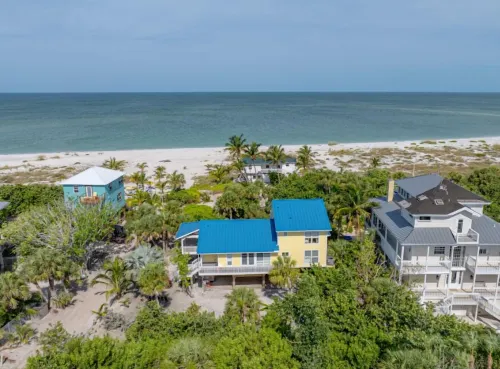 Perfect Placement, A beautiful beachfront home 캡티바 호텔