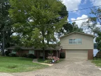 Escape to the Lake for a Hidden Gem. Magnificent lake side setting. Hotels in Gladewater