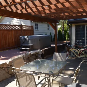 Westside Cottage │Fenced Yards │Hot Tub │One Block to Galveston │Guest Favorite