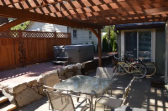 Westside Cottage │Fenced Yards │Hot Tub │One Block to Galveston │Guest Favorite