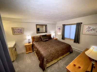 Escape to Vail! Lionshead condo with huge deck!hot tub, pool, wifi, Views!