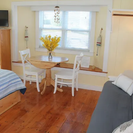 Charming Studio less than 200 steps to Glendon Beach - 200 Captain Chase Rd #18