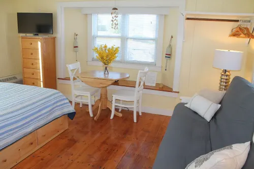 Charming Studio less than 200 steps to Glendon Beach - 200 Captain Chase Rd #18