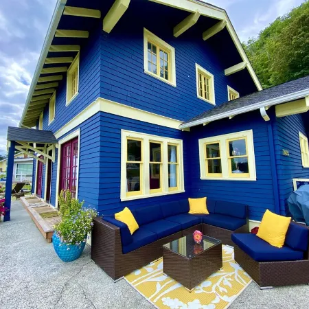 Shabby Chic Waterfront Retreat Serene Low Bank Waterfront Home w/ Gas Fire Pit.