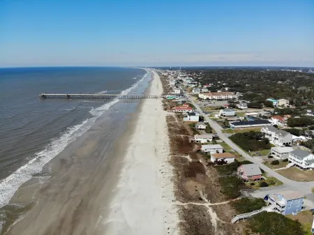 ~Carolina Tides~ Ocean View, Pier, Pool, Steps to the Beach and Restaurants!