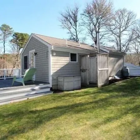 Pristine Cottage: EV charger, AC, outdoor shower+ firepit, walk to Bakers Pond