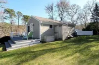 Pristine Cottage: EV charger, AC, outdoor shower+ firepit, walk to Bakers Pond - Wifi