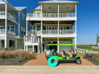 Beach views, hot tub w/ elevator golf cart. 갈베스턴 섬 주변 호텔