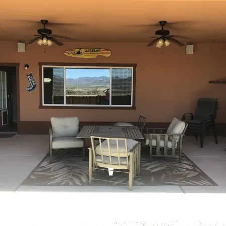 Spacious House close to Laughlin, Lake and River - lots of parking.