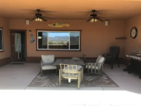 Spacious House close to Laughlin, Lake and River - lots of parking.