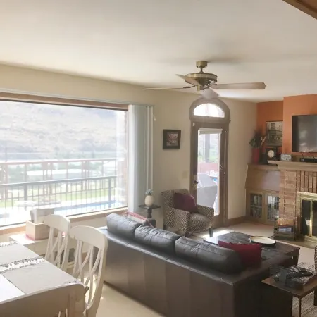 Lake Chelan: Private Pool, Hot Tub, Stunning Views, 7 Mins to Chelan Sleeps 6