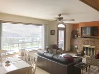 Lake Chelan: Private Pool, Hot Tub, Stunning Views, 7 Mins to Chelan Sleeps 6