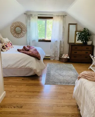Quiet 2 bedroom 1 bath 3rd floor apartment close to everything