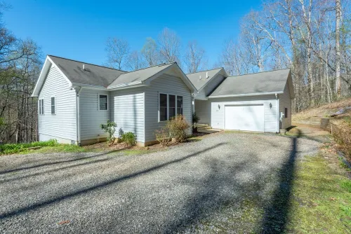 Spacious Mtn Getaway~Fire Pit+Grill, WiFi, Private, Mins to Downtown Burnsville!