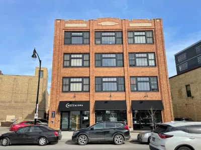 Dakota Suite in Downtown Fargo Historic Building   Pet Friendly Hotel in zona Fargo City Civic Center