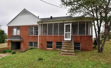 Spacious 4-Bdrm house in Ruston with WiFi and AC & Wonderful front & back porch