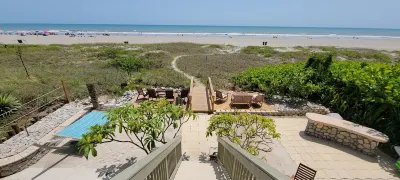 Beautiful Panoramic Views downtown with private beach access