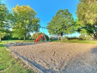 Spacious 6-Bed 3-Bath Retreat Next to park—ideal for Family & Group Getaways