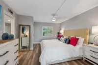 Luxury Waterfront Condo with Resort Amenities, Walk to 9+ restaurants